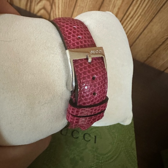 36mm Gucci G-Timeless Red Mother of Pearl with Lizard Strap - Picture 5 of 8